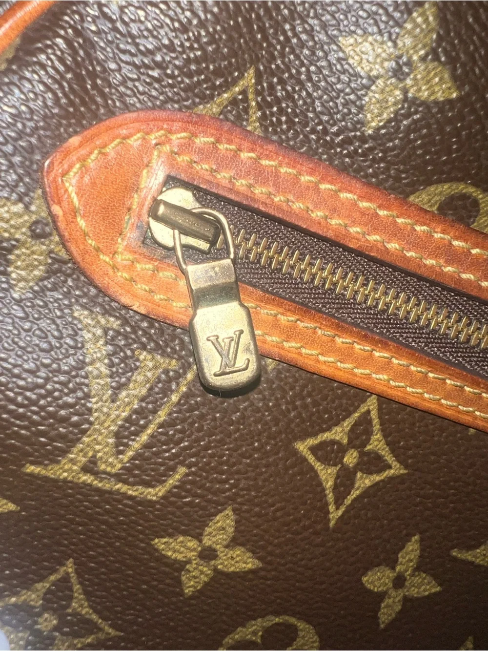 Vintage louis vuitton crossbody. Amazing condition. No peeling, cracking on ext